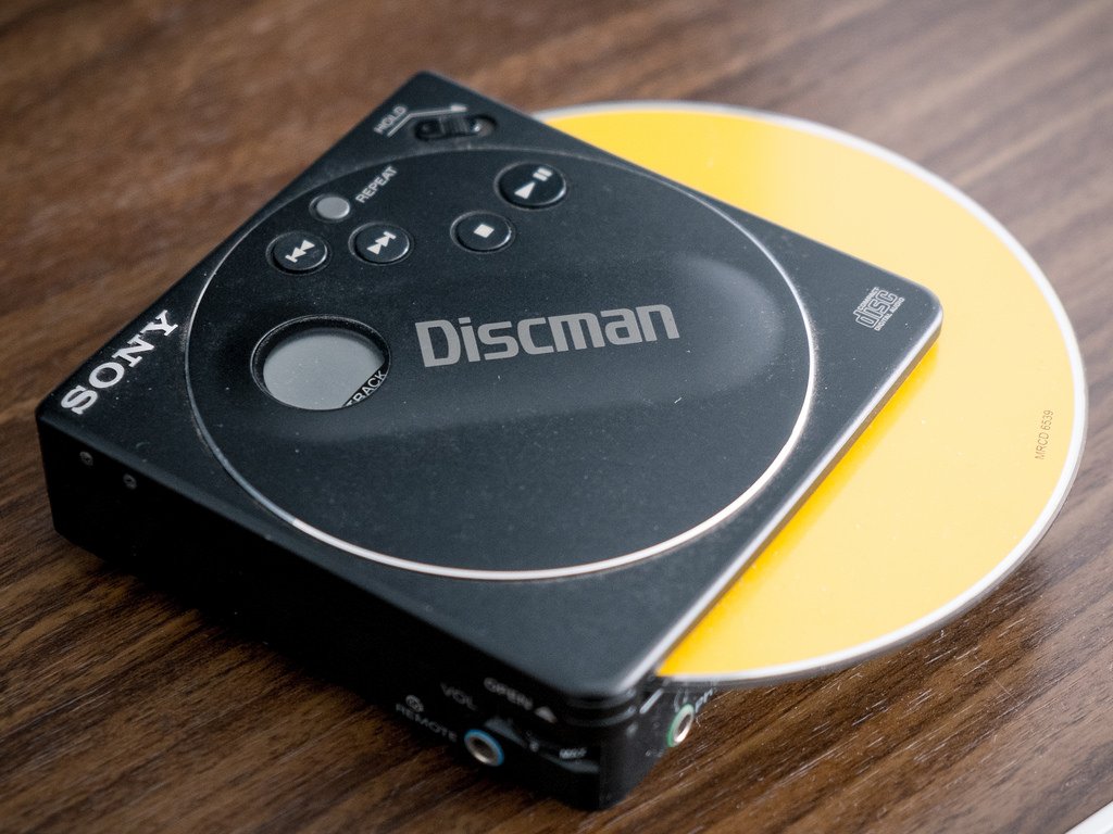 SONY D-88っていう8cmディスク対応ポータブルCDプレイヤーいいな。本体