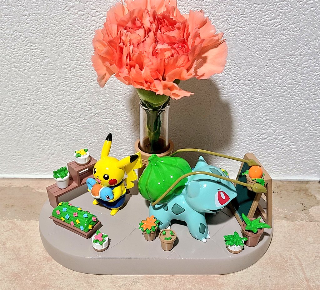 新しい試みを始めました 一輪挿し！ この前ネトサしてた時に花の