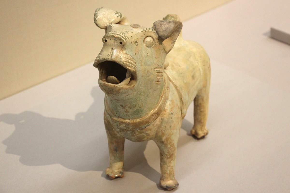 親と子のギャラリー #動物のうごき で展示中の「緑釉犬」(中国 後漢