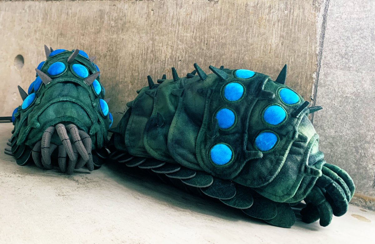 王蟲を並べてみたり、手のひらに乗せてみたり。みなさまの元に早くお