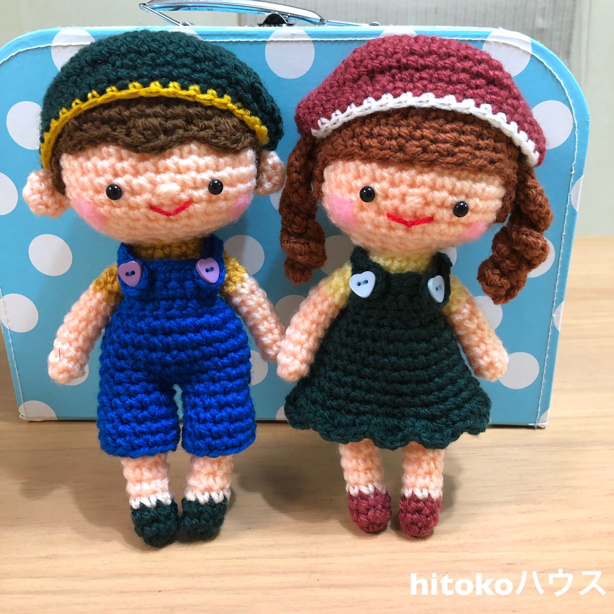 男の子も編めました♪並んでパチリ♡色を替えたりボタンを替えたり