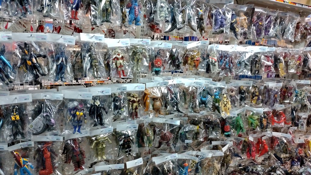 ウルトラマン、ウルトラ怪獣ソフビを大量展開中！ お探しの方は新館2F