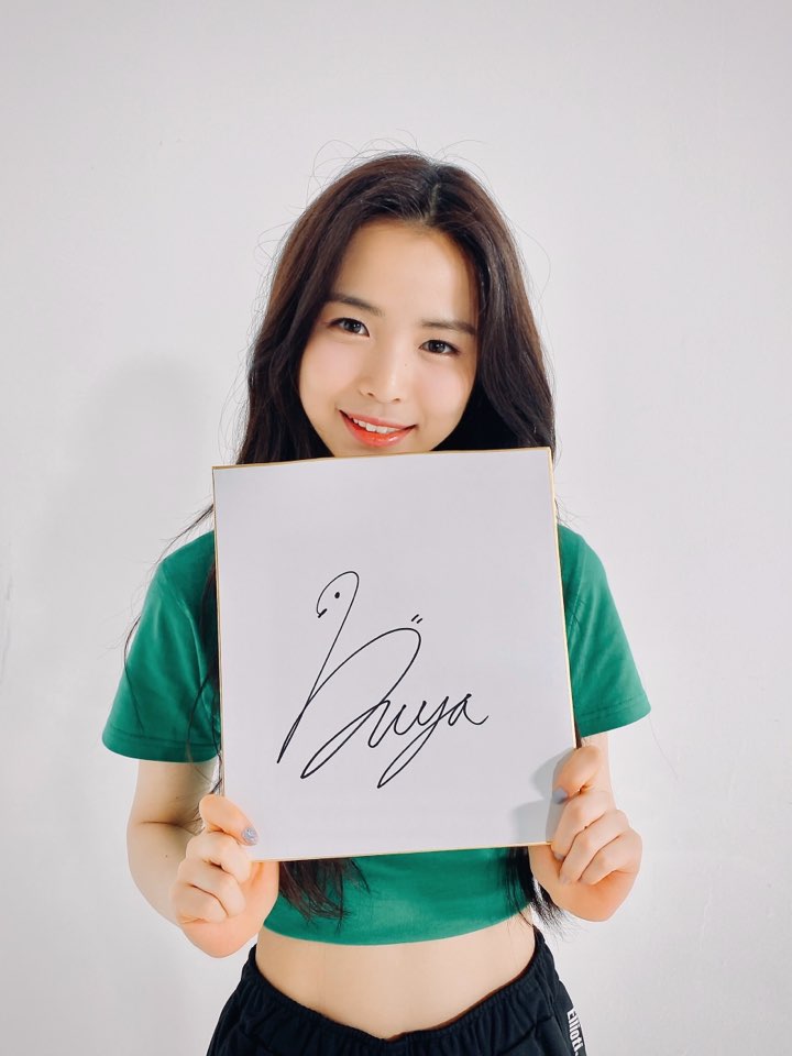 NiziUメンバーのサインを WithUのみなさんで決めてください！」 💛MAYA