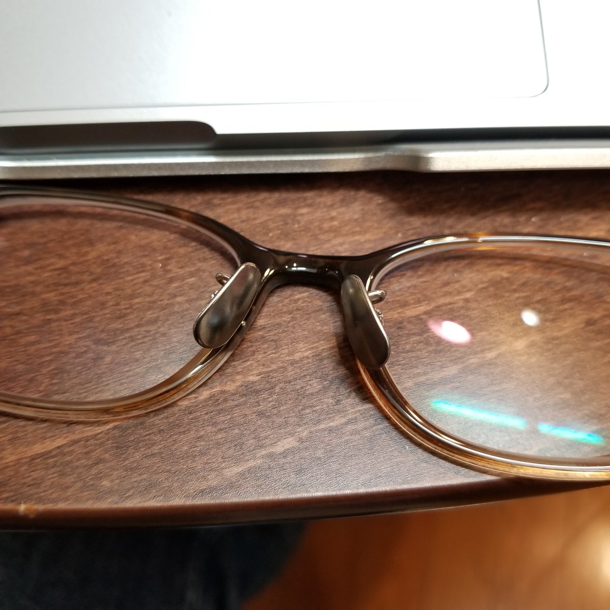 金子眼鏡を愛用してるんですけど、今日店舗いったら鼻パッドのとこが