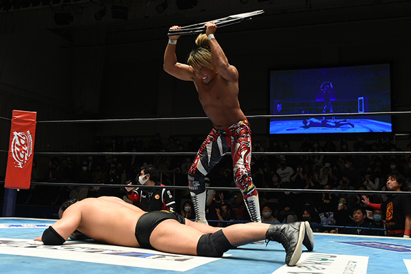 12.23後楽園大会・第5試合後】 棚橋の怒りが大爆発！ パイプ椅子で