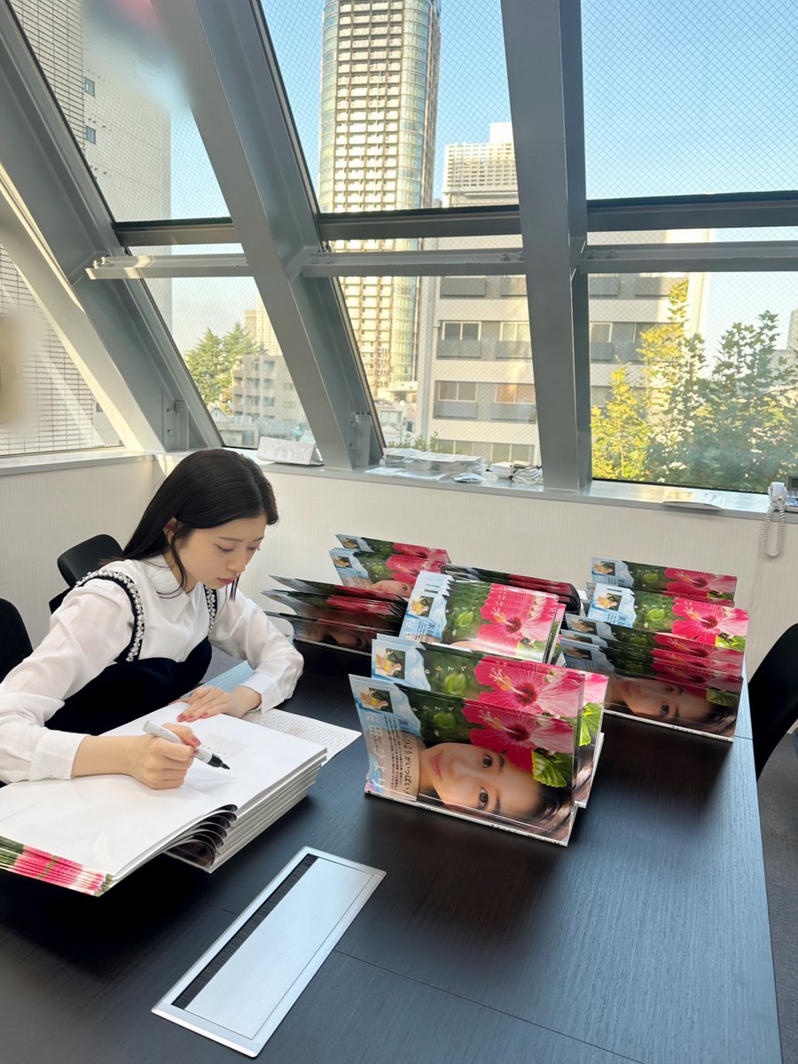 先日、写真集『my blue』K-SHOP用の特典のサイン書きをしました！生