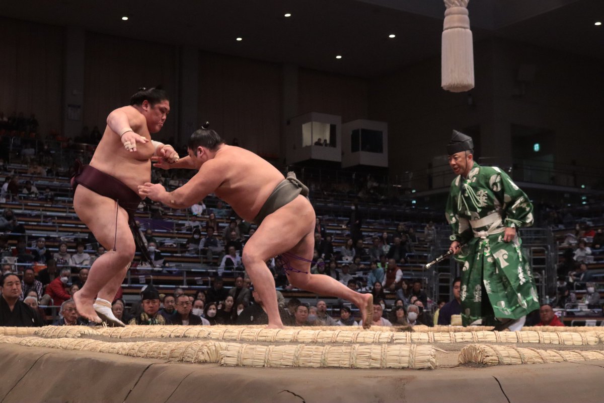 二日目の様子＞ 十両取組 尊富士（2勝）押し出し 千代栄（2敗） 西