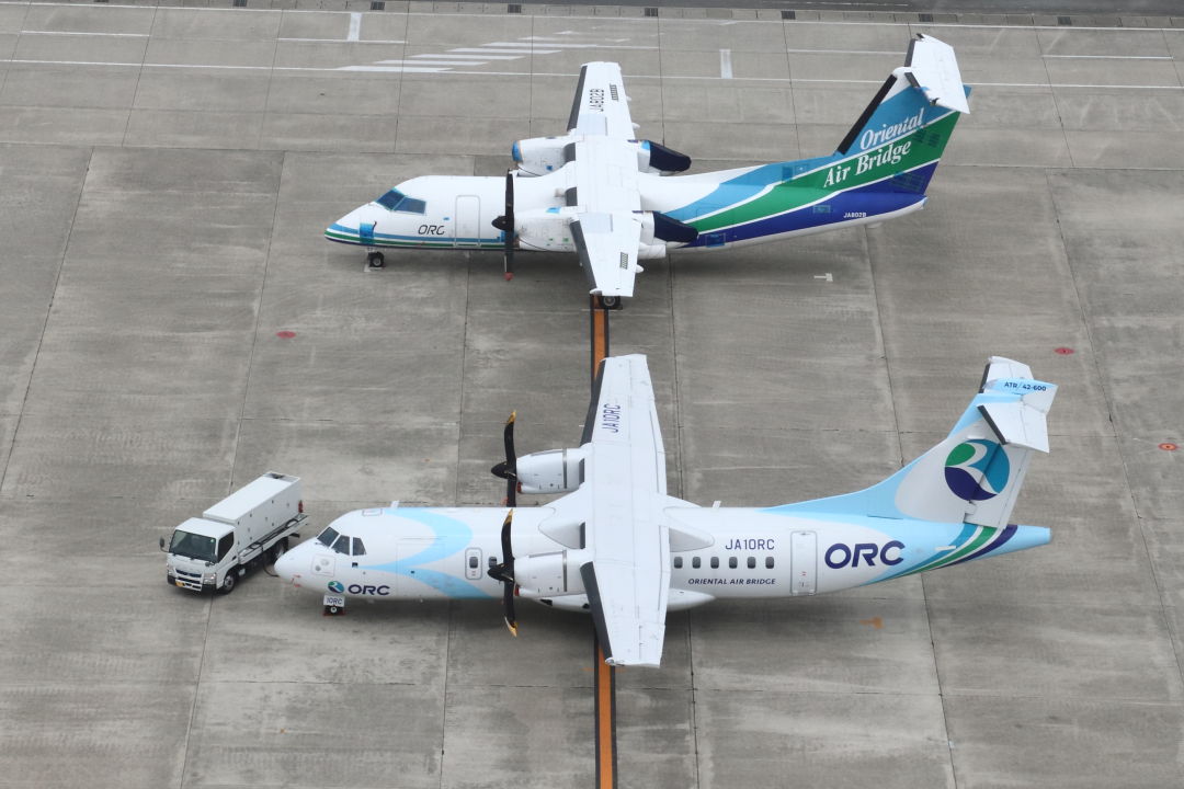 オリエンタルエアブリッジ、長崎空港でDHC8-200と新機材のATR42が並ん