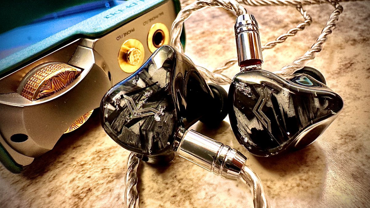 My new gearAüR Audio Neon Pro シンガポールのガレージメーカーが