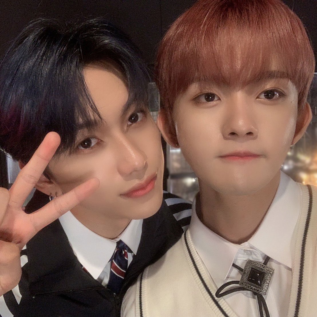 池﨑理人] 理人です！ 将吾くんと赤青コンビで写真撮りました〜！ それ