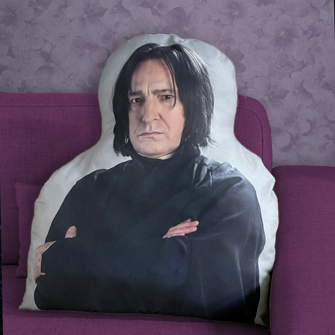 🐍あのスネイプ先生を大きく人型にかたどったクッションが発売