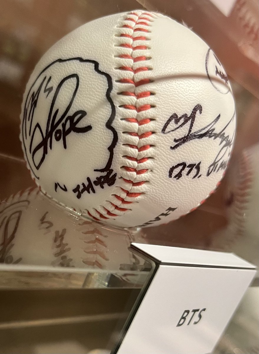 甲子園球場に始球式に来てくれた時のサインボール⚾️ 今日現在も