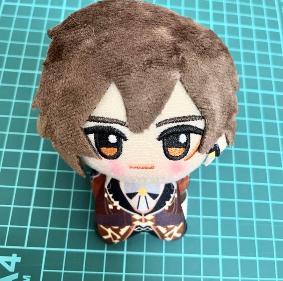 ちびぐるみ、鍾離先生の偽物(メルカリより)と本物。 間違い探しにどうぞ。