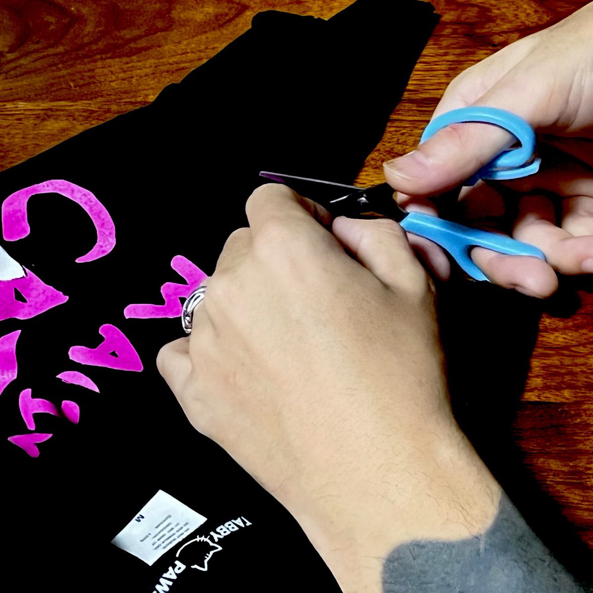 シザーワークver.は何度か洗ってから着てちょ。少々雑に見える切った所