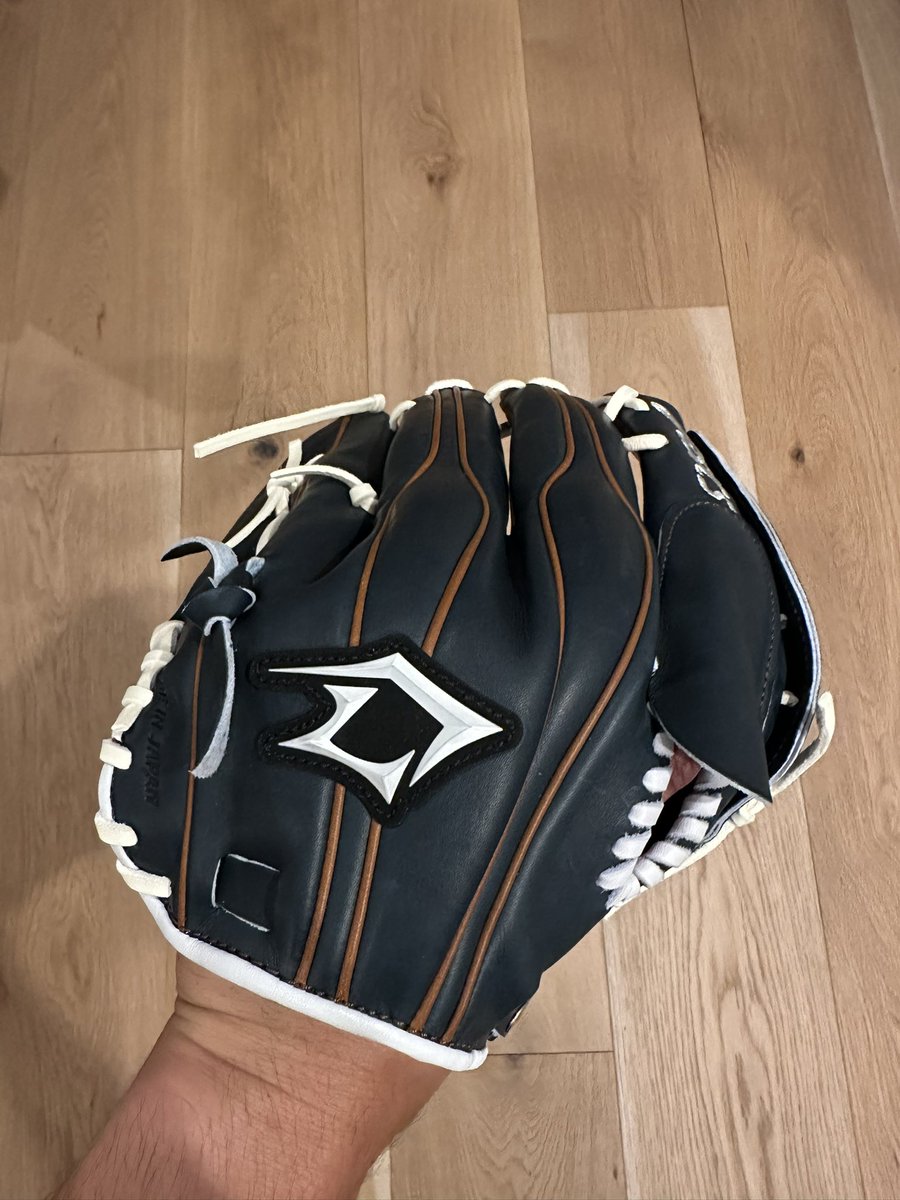 asicsさんがWBC用のグラブを作ってくださいました😊 自分はかなり