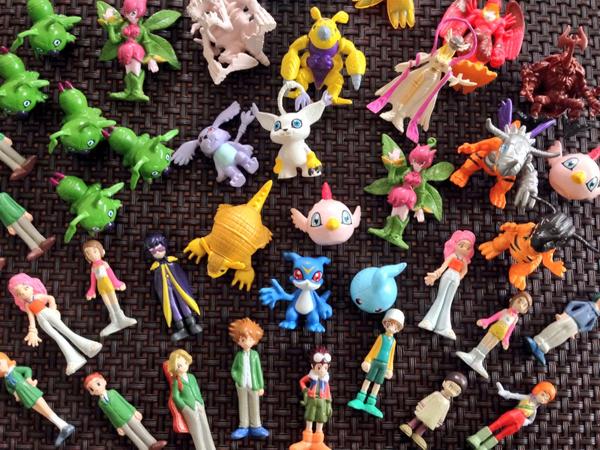 これとか…私、デジモンチョコエッグこんなに食べたのね。