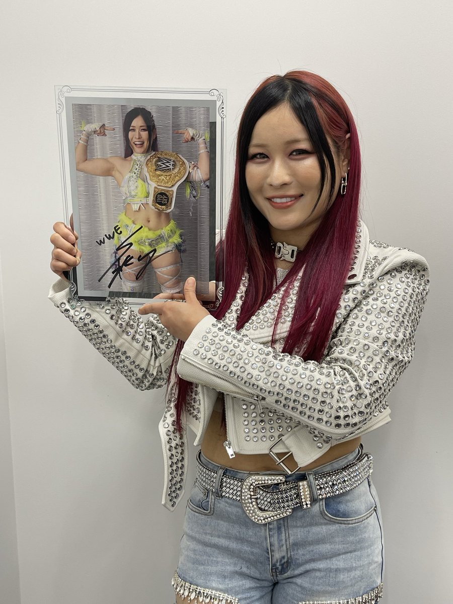 イヨ・スカイ WWE マリーゴールド サイン入りポートレート写真フレーム