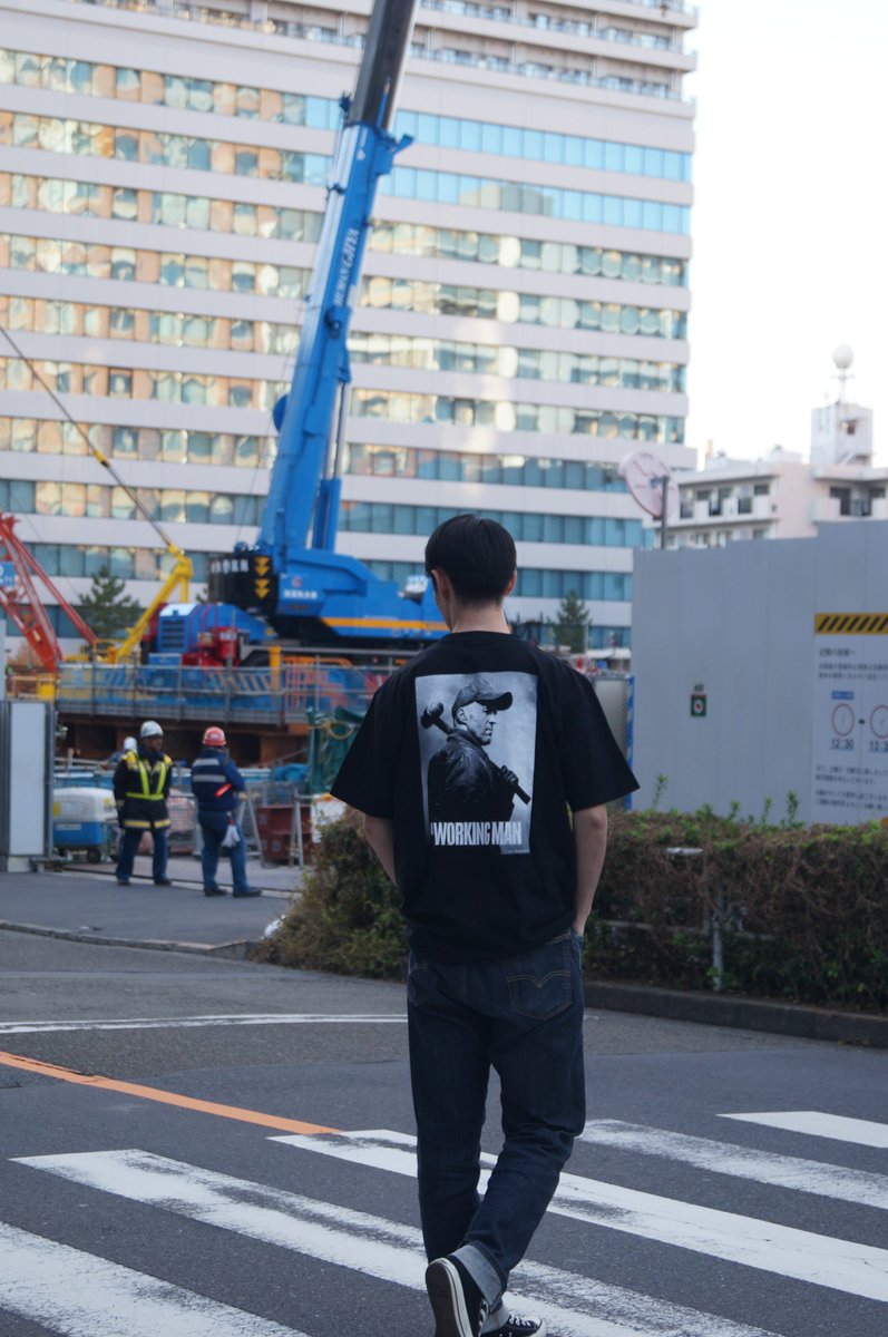 背面には #ジェイソン・ステイサム が！ “激シブ”Tシャツの ストリート