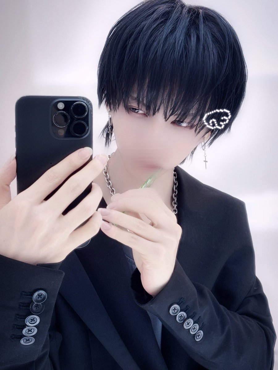 今日はファンミだったし初めて黒髪でセットしたんだけど、眠過ぎて変な