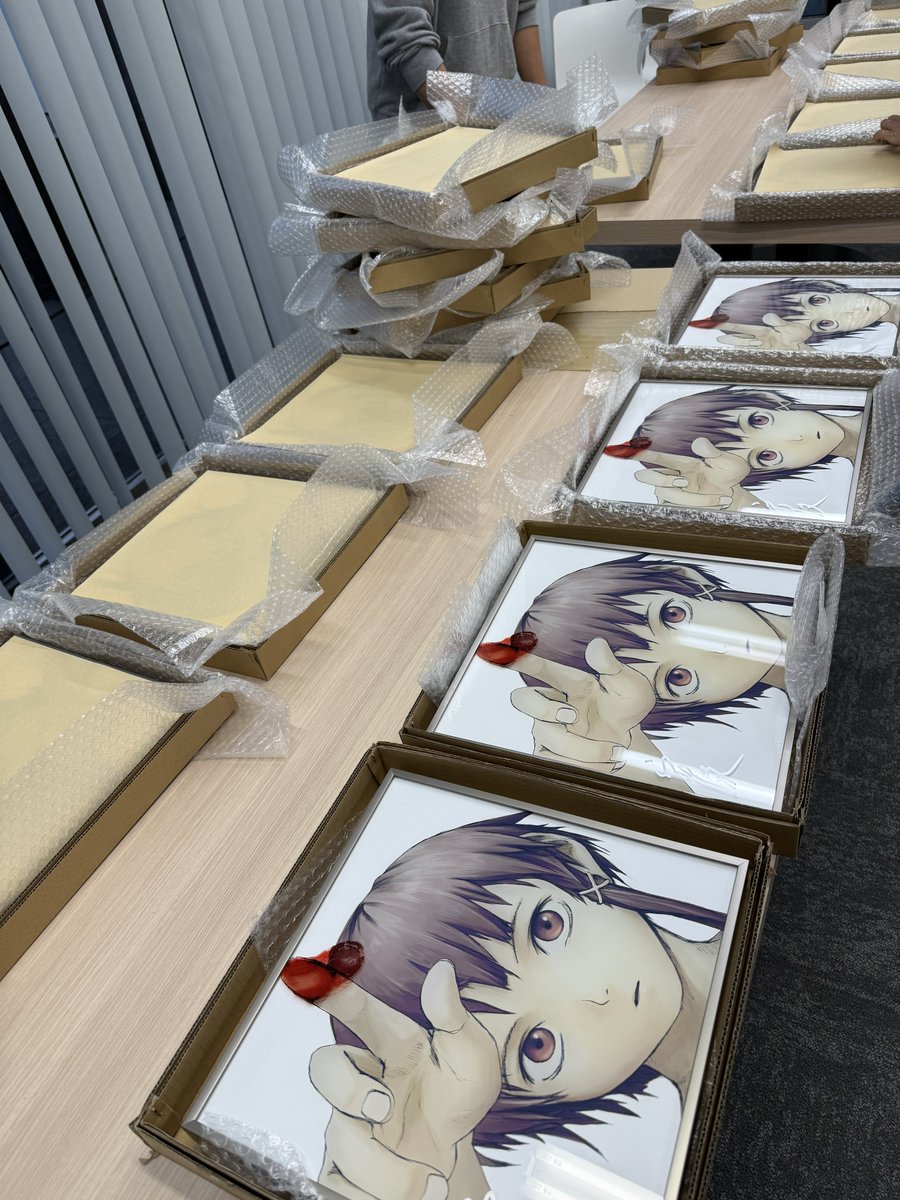 サイン入れをしております。「これ……絶対失敗できないやつはどれくらい