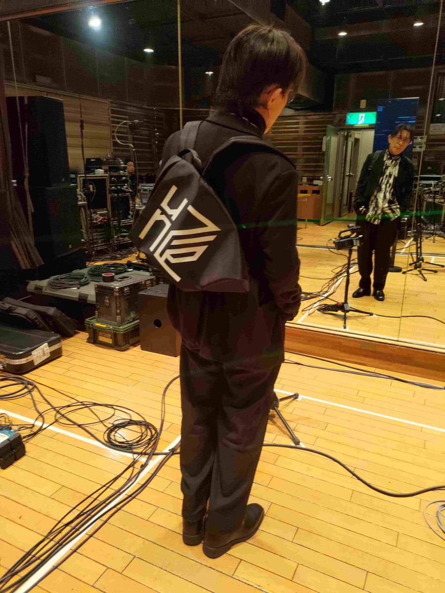 unZIPリュックです。やや華奢なイメージなので 片方の肩にサっとかける