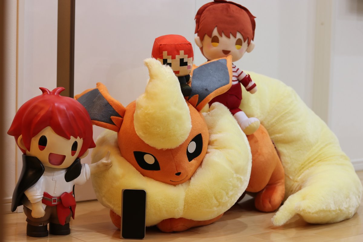 等身大ブースターぬいぐるみ 比較用にスマホ置いてみたけどでかいw