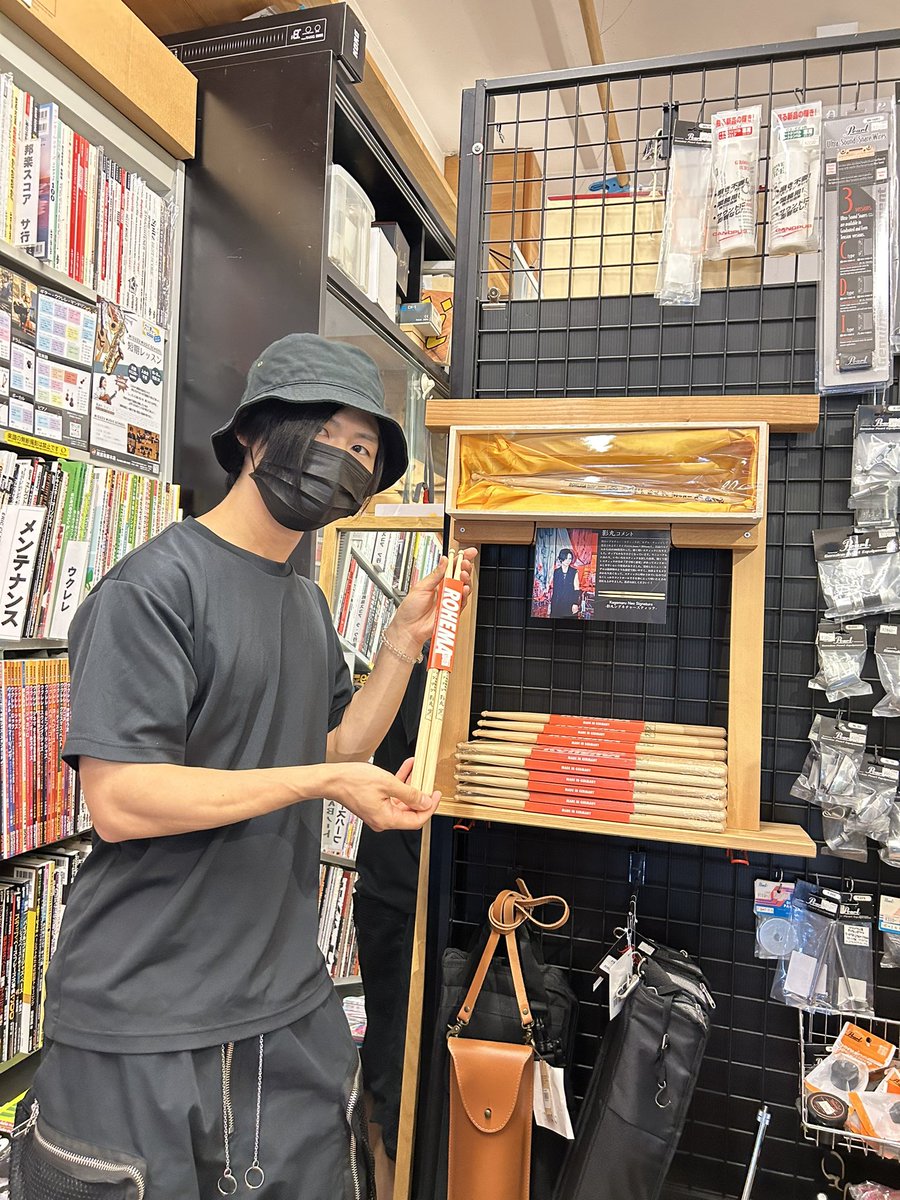 美鈴楽器さんへ！ 以前のサイン入りモデルを展示いただいてましたが