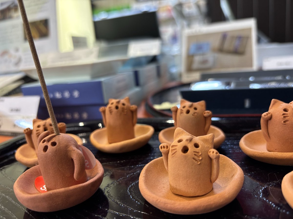 こちらはお香を立てられないタイプの猫埴輪のみなさま。 色の