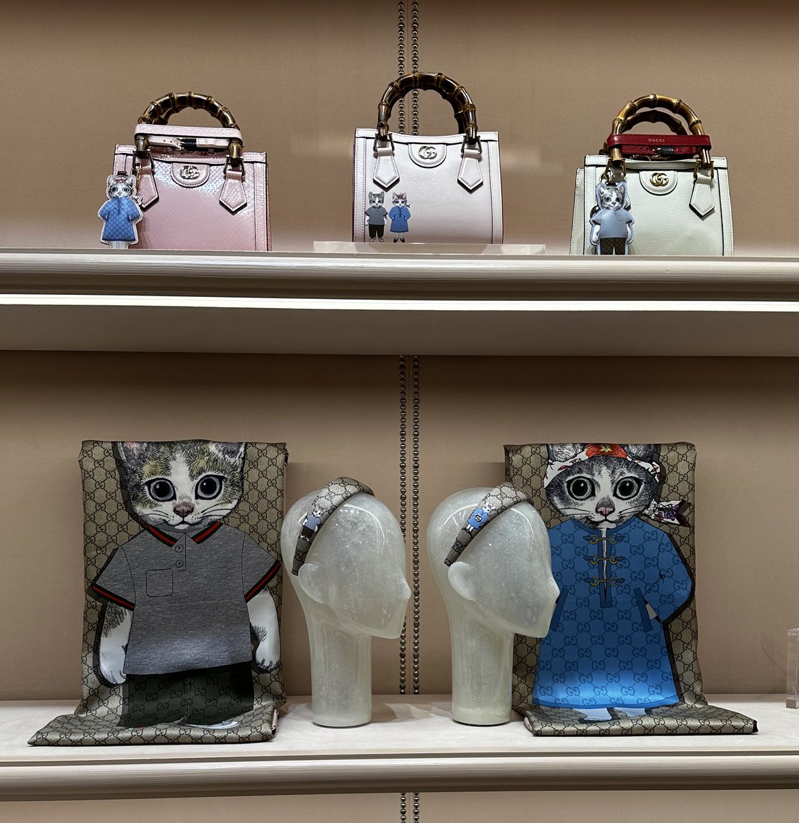 GUCCI青山店の様子。 本日から5店舗で BOとBORISの立体作品展示して