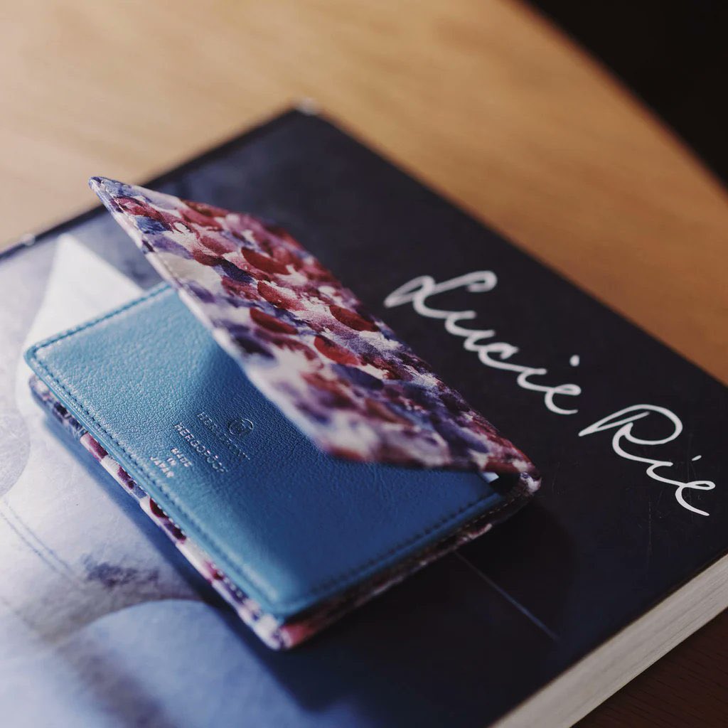 職人の手で仕上げられた、 美しいスクエアフォルムの名刺入れです