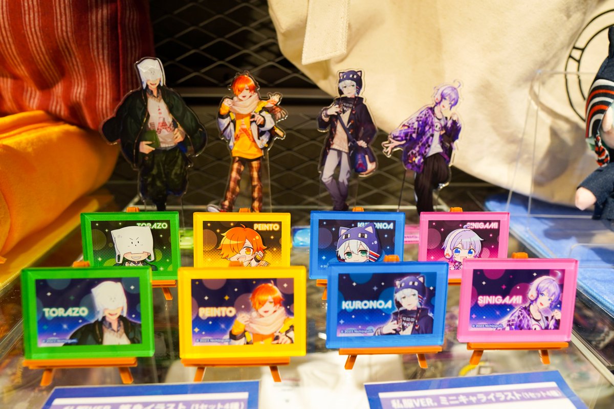 💛💙日常組×RED°💜💚 グッズ販売エリアの様子です💁 コラボグッズはEC