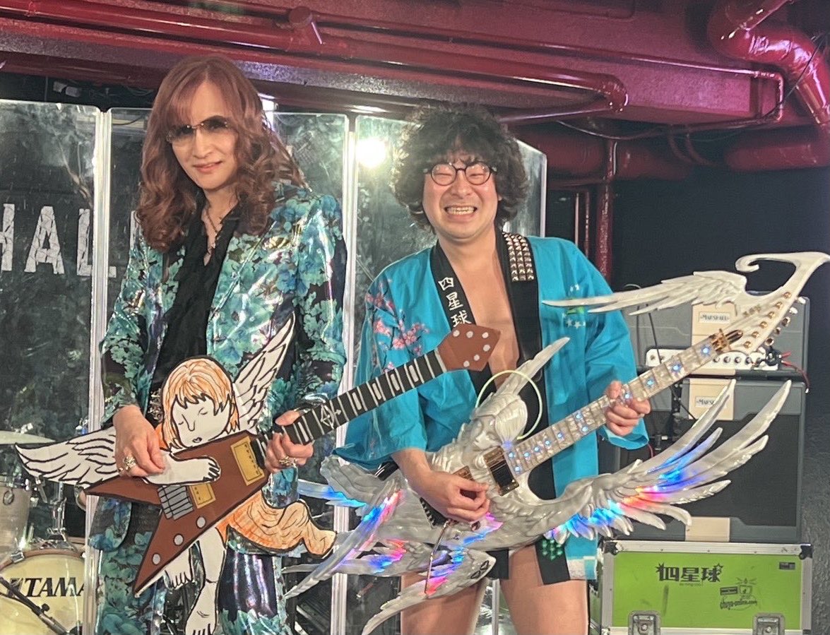 高見沢さんが段ボールのエンジェルギターを持ってくださったときの