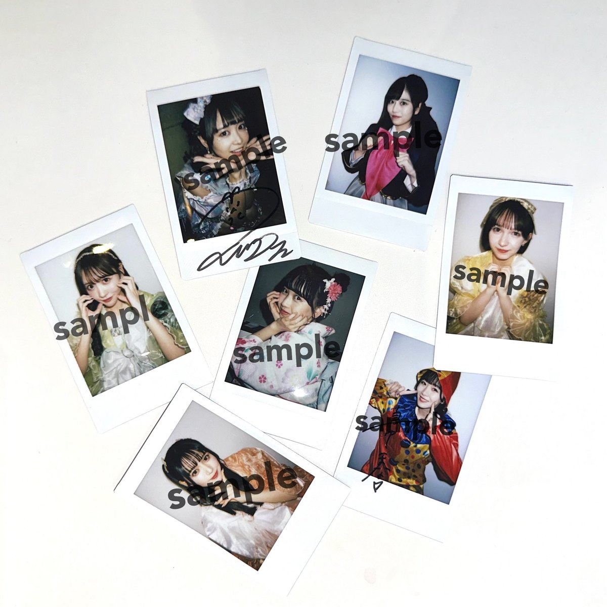 場内物販エリアにて「ランダムチェキ」を1枚3,000円で販売しております