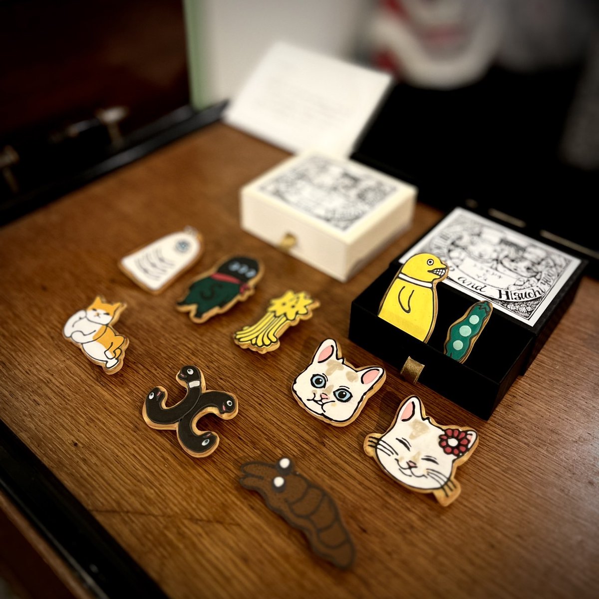 ヒグチユウコ クッキー ブローチ 3Dメガネギュス ミルキーポップ