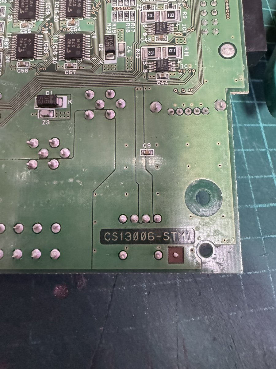 基板の型番と故障箇所(赤丸)です。 ここの信号が正しくないと警告が