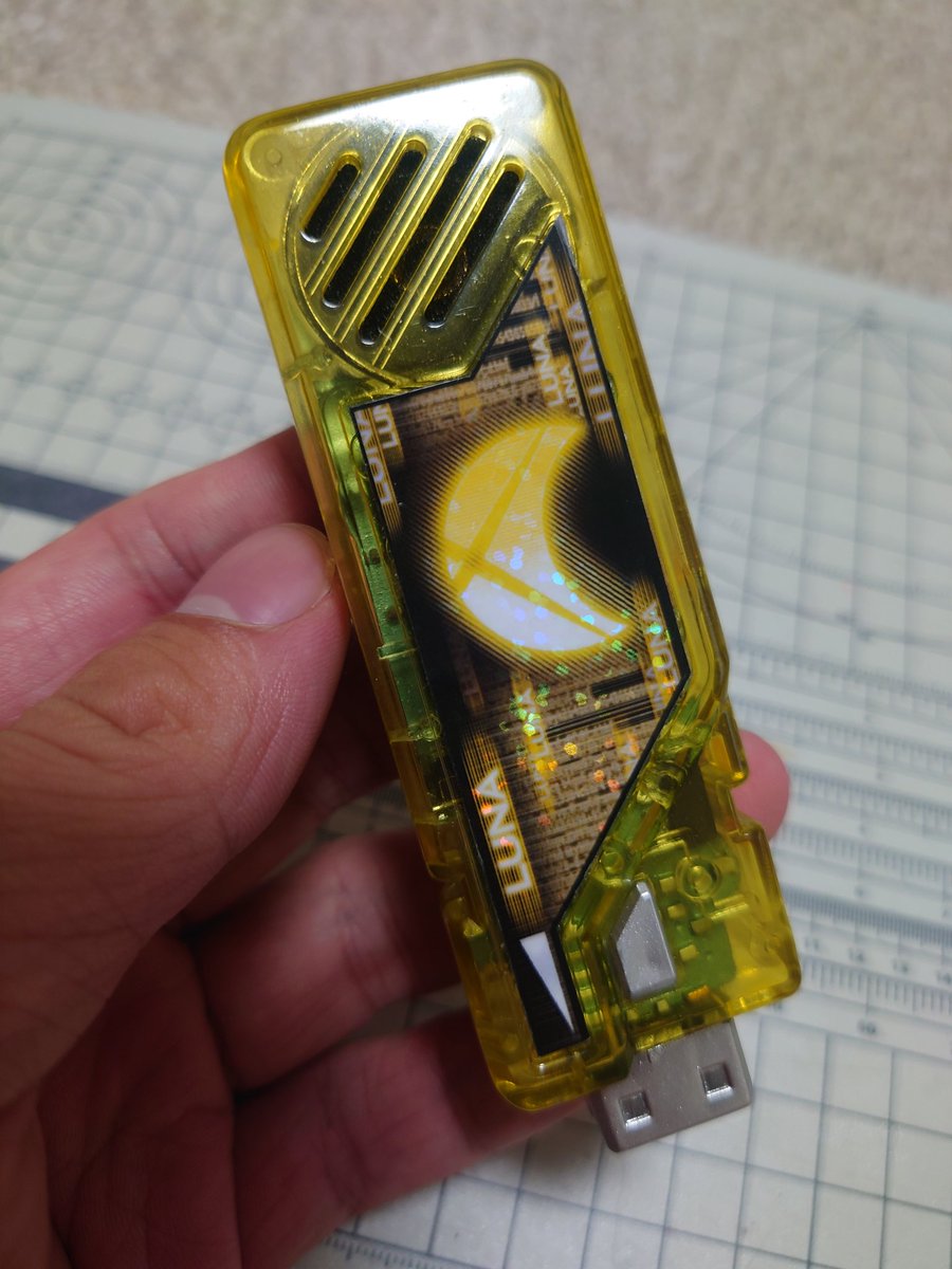 ほぼ役者プロップの見た目のままで玩具の全機能を残してるガイアメモリ