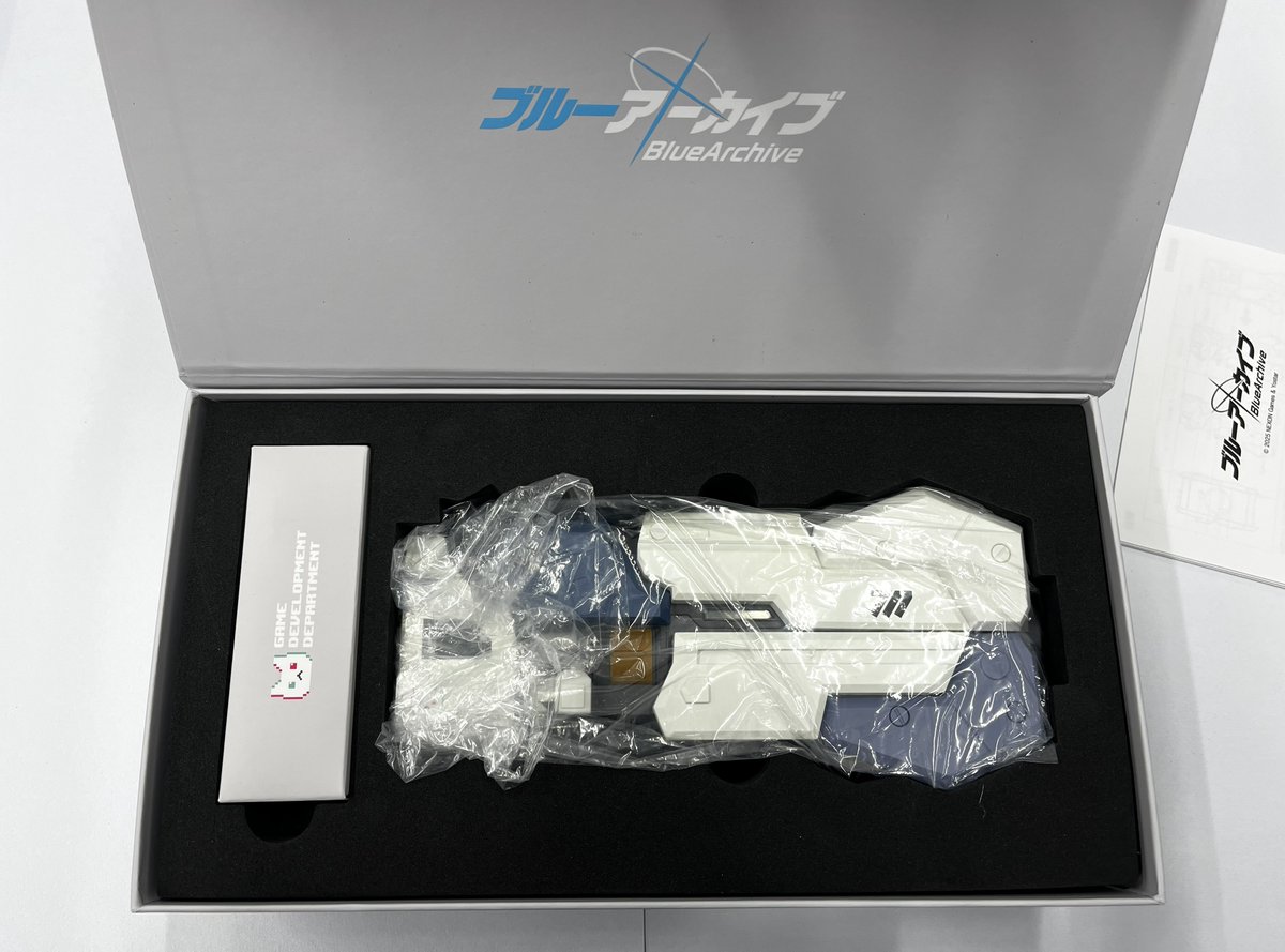 これが……伝説の聖剣……あっ、銃ですね。 #ブルーアーカイブ #天童アリス