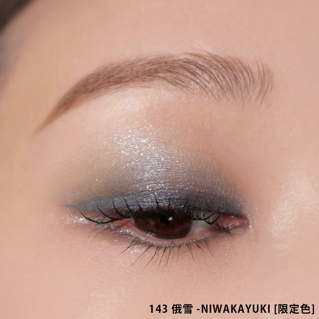 ダークなスモーキーアイにキラキラ舞う雪の光。 俄雪の風景を切り取っ