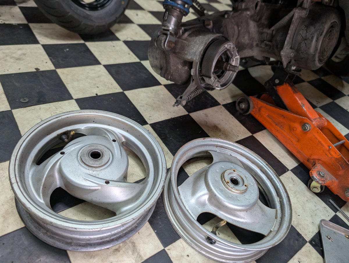 アクシス90、ジョグ90のリアホイール 3WF系エンジンに旧型シグナス(SV