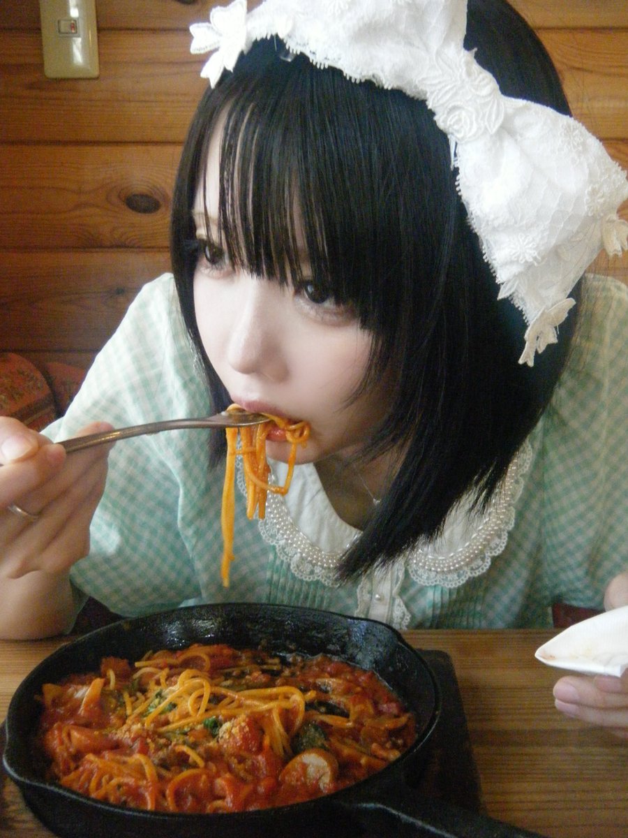 これ昔母が買ってくれた洋服だョ いつまでも捨てれなくて結局また着た