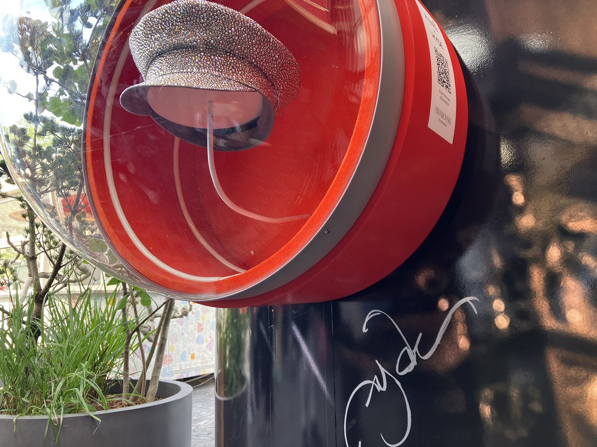 オーストリアウィーク、とっても素敵でした！！HYDEさんの帽子もサイン