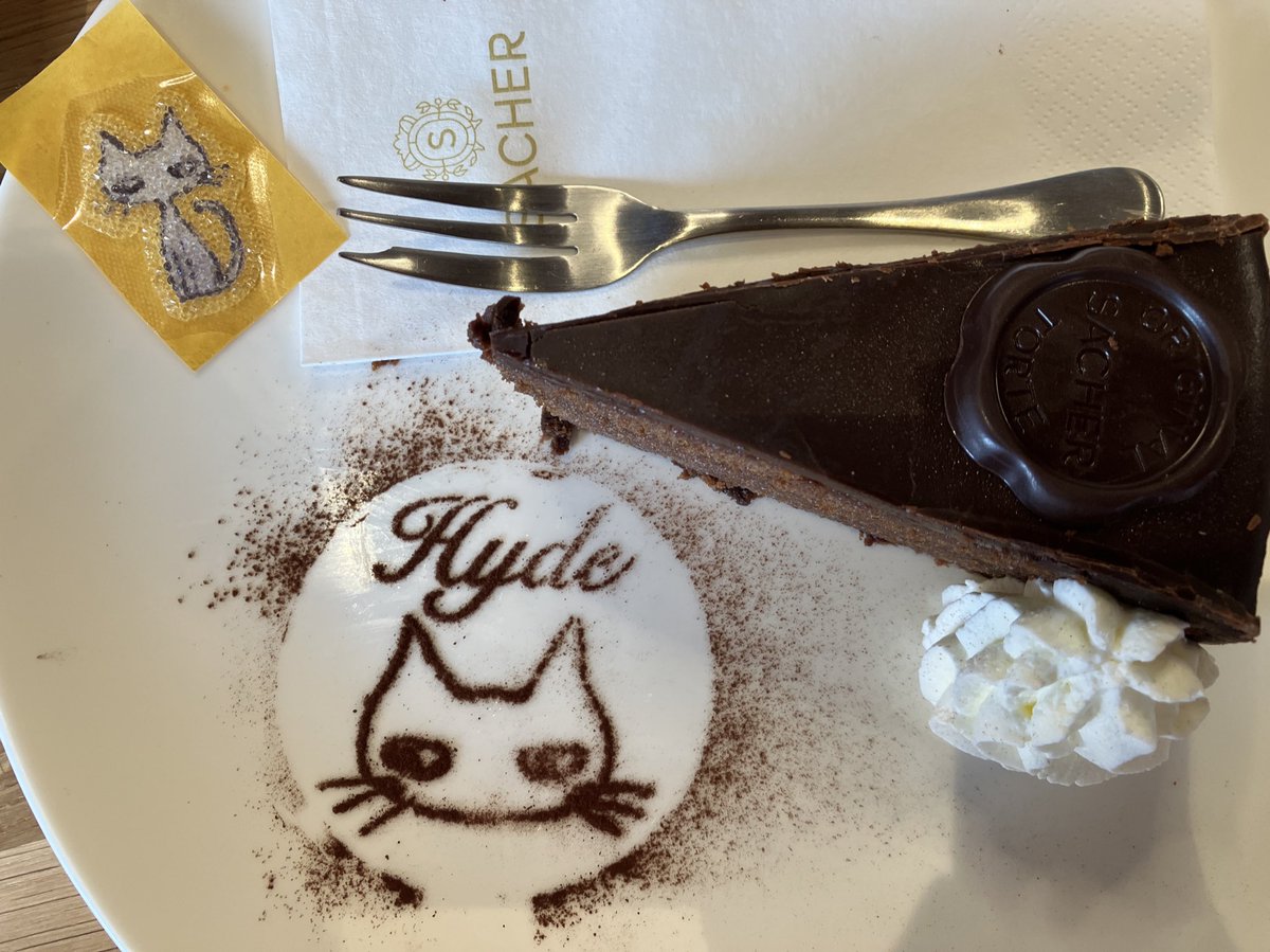 オーストリアウィーク、とっても素敵でした！！HYDEさんの帽子もサイン