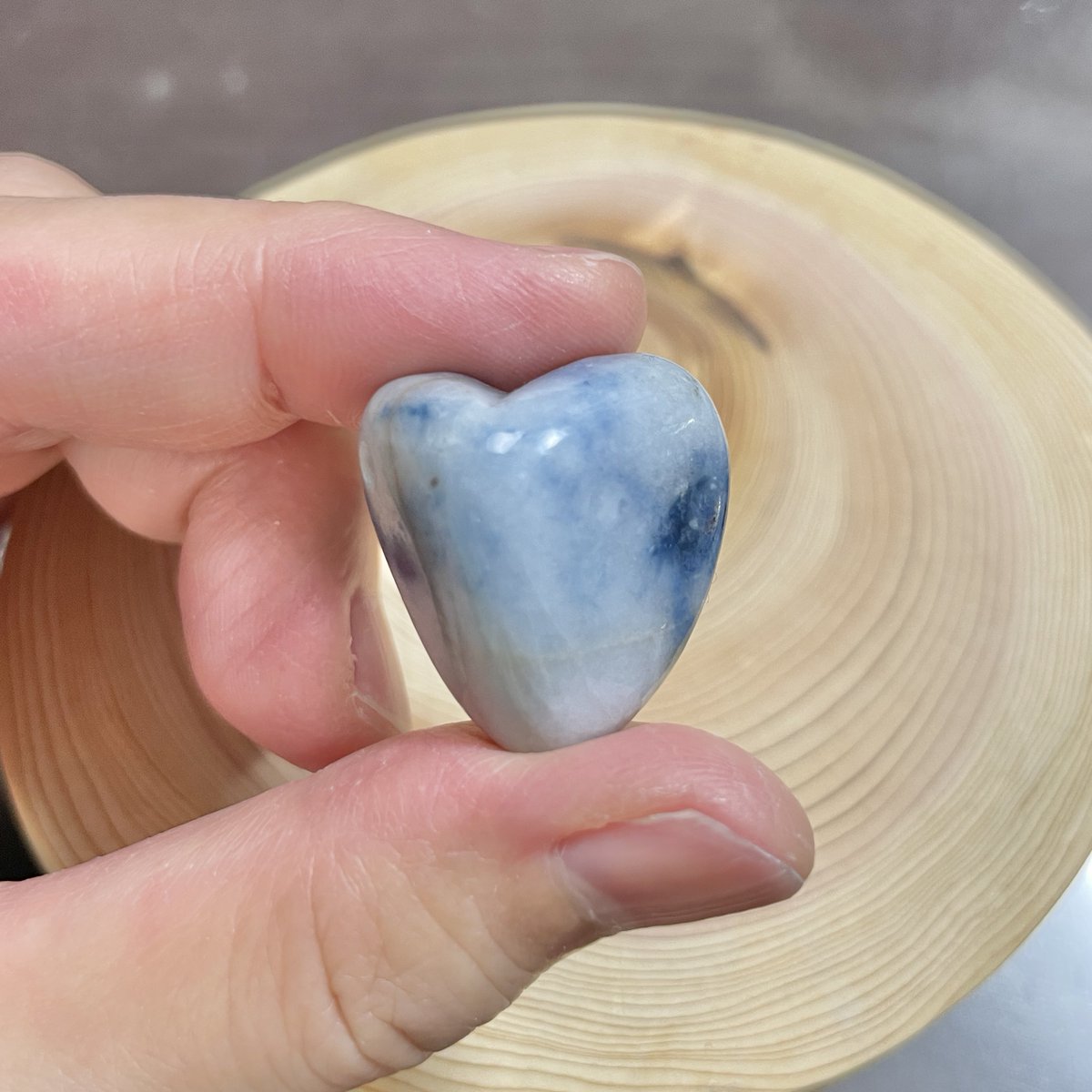 インクブルーの入ったコン沢翡翠💙 削るのが勿体無くて