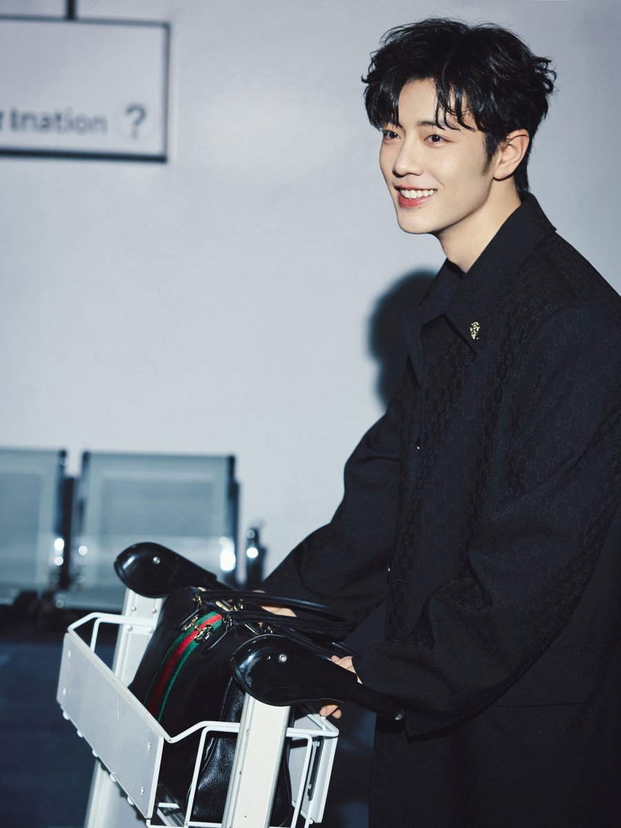 2026/02/24 肖戦工作室微博更新 Gucciの装いでミラノへ✈ 画像18枚公開