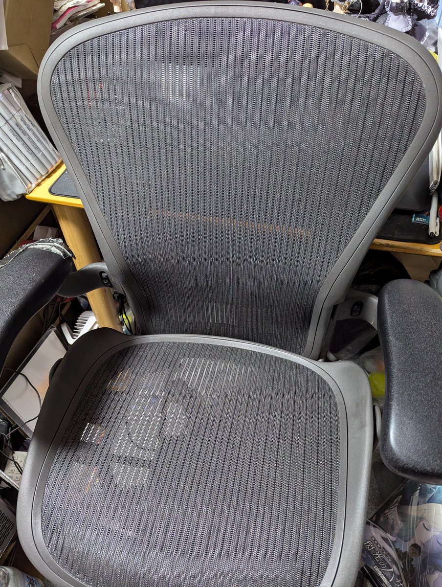 アーロンチェア修理から返ってきた〜(^^) 母にゃんに破壊されたとこは