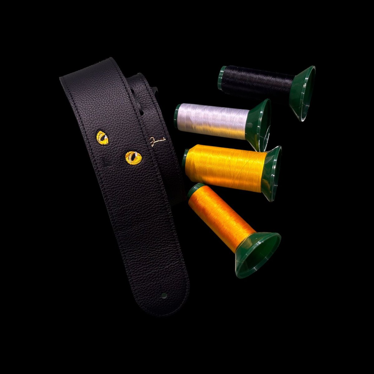 黒革に、静かに光る猫のまなざし。 黒ねこ刺繍レザーストラップ