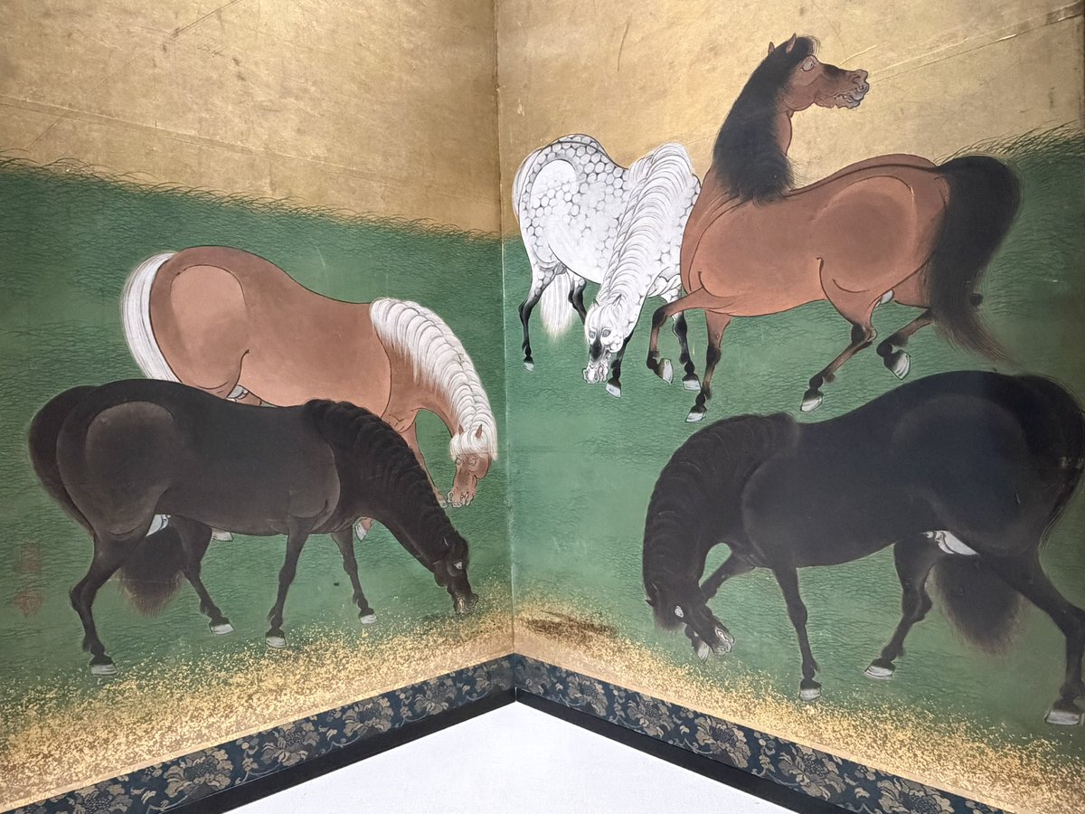 実際の馬の目の位置は側面に位置しているが、絵の馬の目は正面に位置し