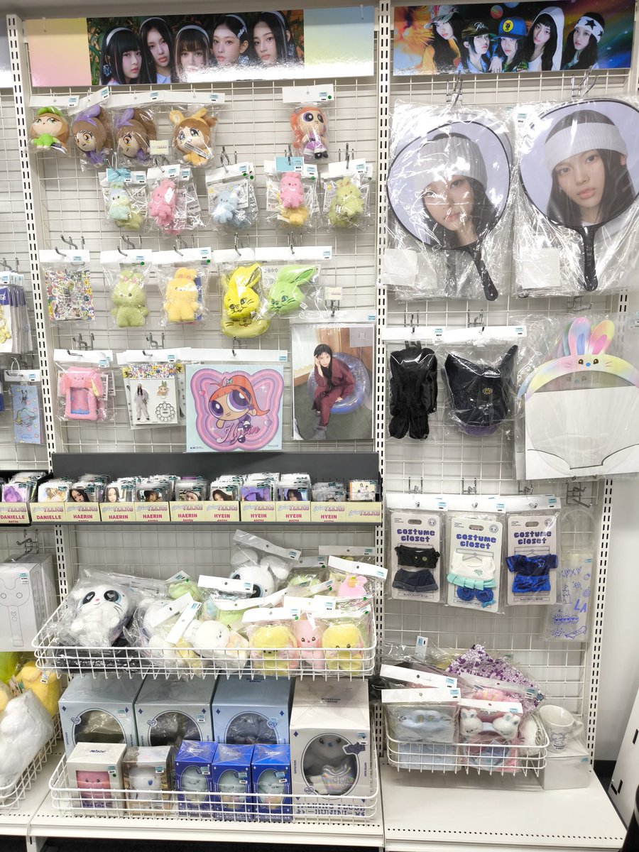 NewJeans #NJZ🐰 【コーナー紹介】 店頭入って目の前のショーケース内