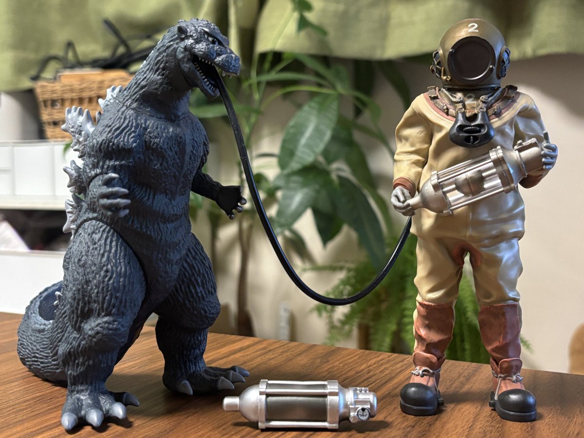 今夜の晩酌フィギュアはゴジラと芹沢博士とオキシジェンデストロイヤー