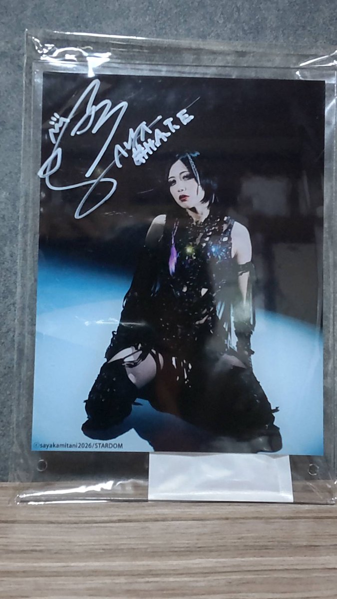 今日無事に届きました🖤 サイン本はゲット出来なかったけど、アクリル